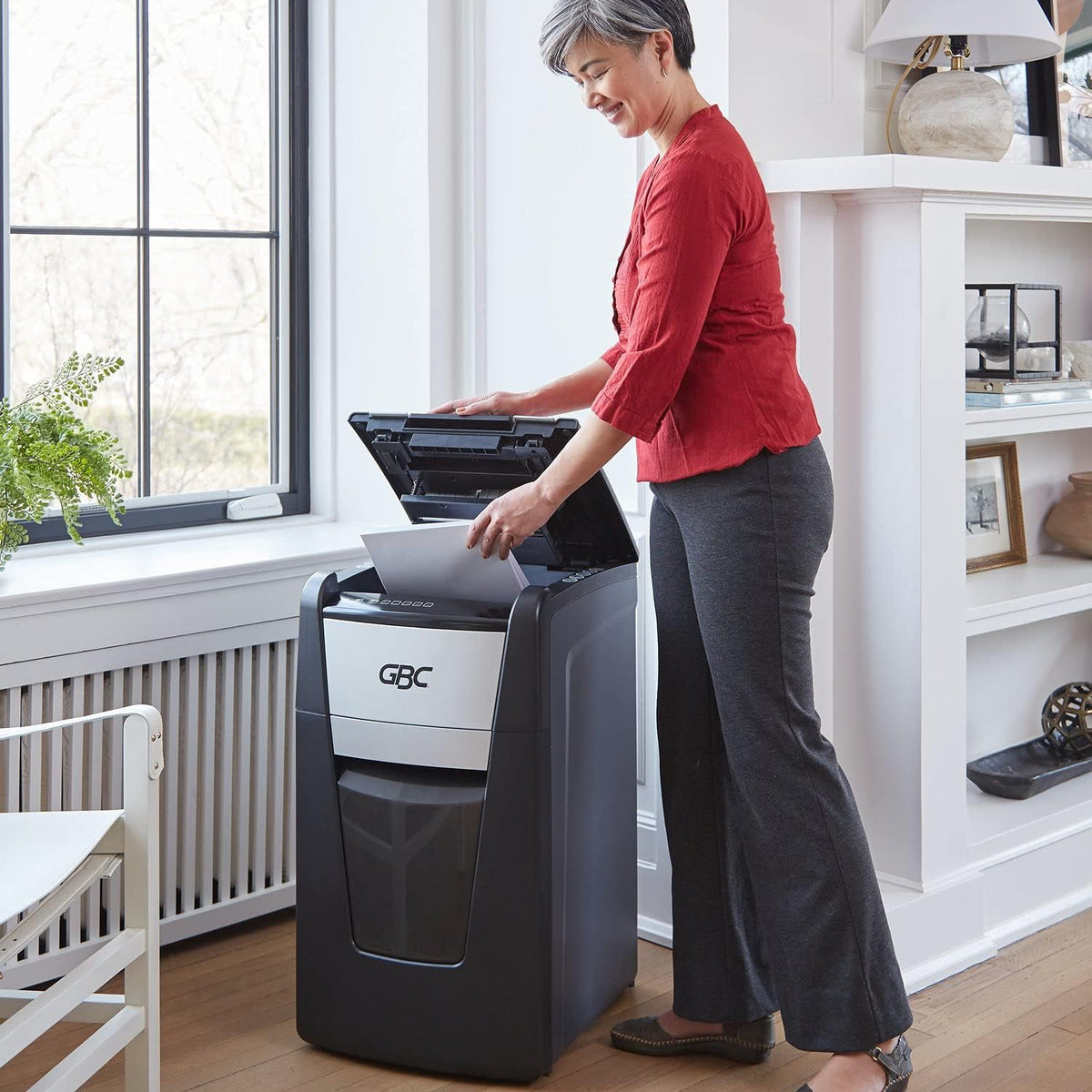 Auto Feed 150 Sheet Capacity Super Cross-Cut Paper Shredder I73904