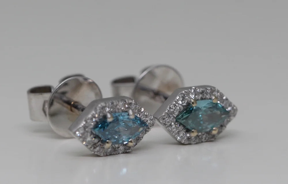 18k Gold Diamond Stud Earrings X550783