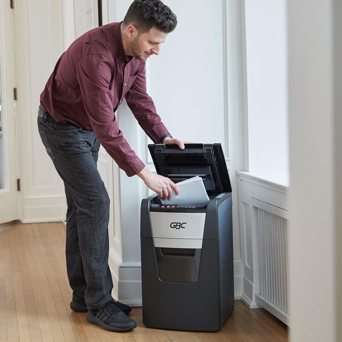 Auto Feed 150 Sheet Capacity Super Cross-Cut Paper Shredder I73904