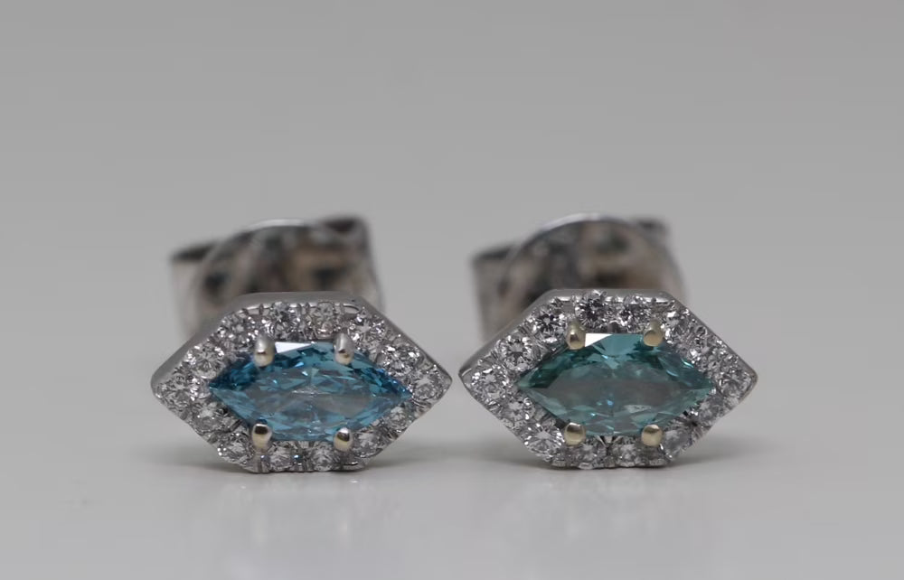 18k Gold Diamond Stud Earrings X550783
